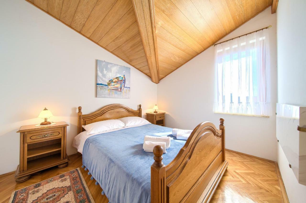 Apartment Galerija By El-Pi Tours Njivice Eksteriør billede